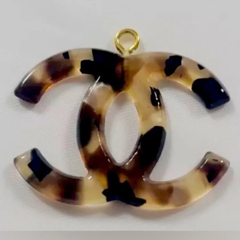 CHANEL AUTHENTIC TORTOISE SHELL DESIGN ZIPPER PULL